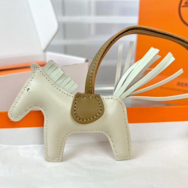 replica,repliche,fake,1:1,earrings,bracelet,ring,jewelry Portachiavi/ciondolo per borsa HERMES Classic Mini Pony Rodeo Pegase, cucito a mano in pelle di agnello (J6QJMY)