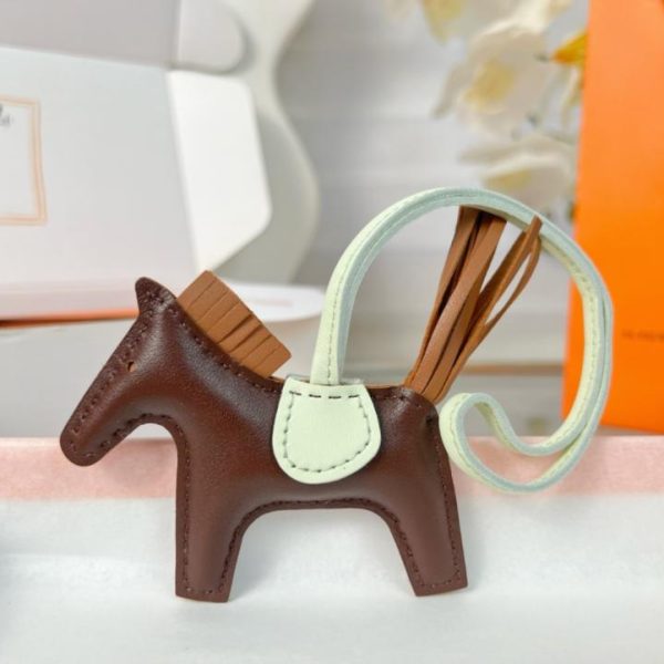 replica,repliche,fake,1:1,earrings,bracelet,ring,jewelry Portachiavi/ciondolo per borsa HERMES mini pony Rodeo pegase classico, cucito a mano in pelle di agnello (M3M2CG).