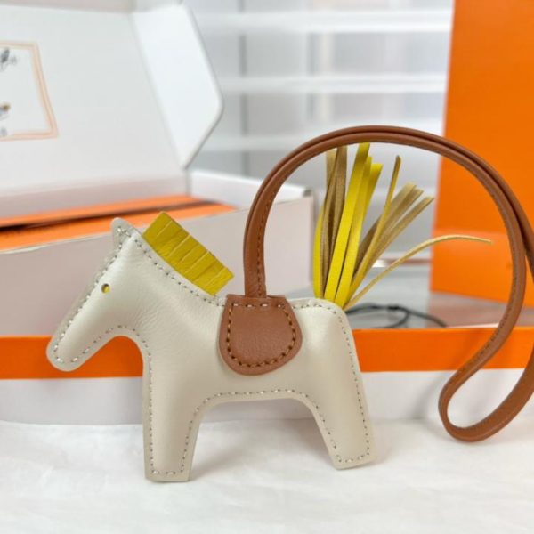 replica,repliche,fake,1:1,earrings,bracelet,ring,jewelry Portachiavi/ciondolo per borsa HERMES mini pony Rodeo pegase classico, cucito a mano in pelle di agnello (MBS4SD).