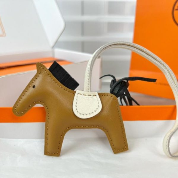 replica,repliche,fake,1:1,earrings,bracelet,ring,jewelry Portachiavi/ciondolo per borsa HERMES mini pony Rodeo pegase classico, cucito a mano in pelle di agnello (MR6SBU).