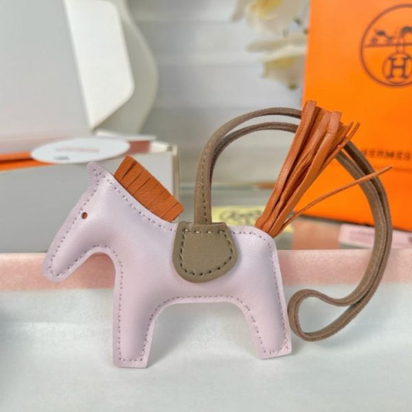 replica,repliche,fake,1:1,earrings,bracelet,ring,jewelry Portachiavi/ciondolo per borsa HERMES mini pony Rodeo pegase classico, cucito a mano in pelle di agnello (NEN7Y0).