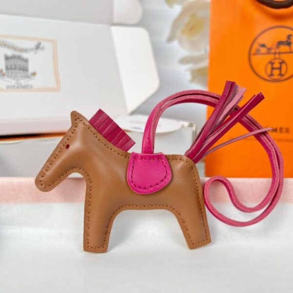 replica,repliche,fake,1:1,earrings,bracelet,ring,jewelry Portachiavi/ciondolo per borsa HERMES mini pony Rodeo pegase classico, cucito a mano in pelle di agnello (NQIZH0).