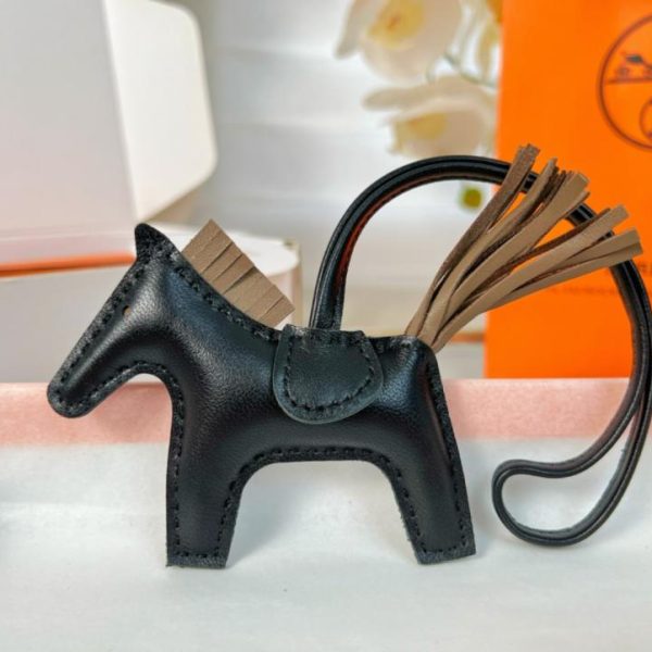 replica,repliche,fake,1:1,earrings,bracelet,ring,jewelry Portachiavi/ciondolo per borsa HERMES mini pony Rodeo pegase classico, cucito a mano in pelle di agnello (NZ34L1).