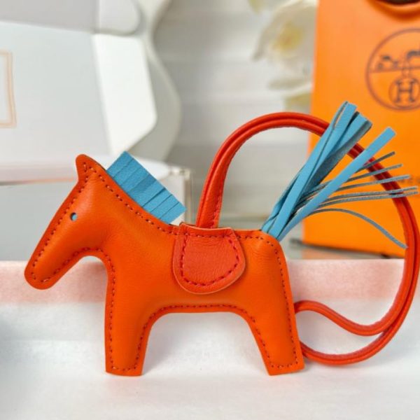 replica,repliche,fake,1:1,earrings,bracelet,ring,jewelry Portachiavi/ciondolo per borsa HERMES mini pony Rodeo pegase classico, cucito a mano in pelle di agnello (Q8ZD3L).