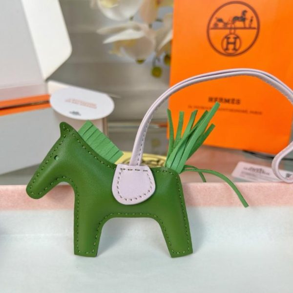 replica,repliche,fake,1:1,earrings,bracelet,ring,jewelry Portachiavi/ciondolo per borsa HERMES mini pony Rodeo pegase classico, cucito a mano in pelle di agnello (RCRDCX).