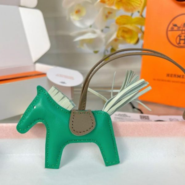 replica,repliche,fake,1:1,earrings,bracelet,ring,jewelry Portachiavi/ciondolo per borsa HERMES mini pony Rodeo pegase classico, cucito a mano in pelle di agnello (RGX2D0).
