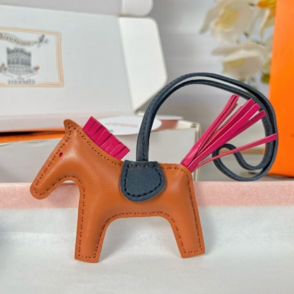 replica,repliche,fake,1:1,earrings,bracelet,ring,jewelry Portachiavi/ciondolo per borsa HERMES mini pony Rodeo pegase classico, cucito a mano in pelle di agnello (RKUR5E).