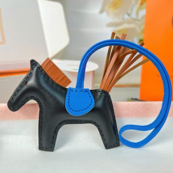 replica,repliche,fake,1:1,earrings,bracelet,ring,jewelry Portachiavi/ciondolo per borsa HERMES mini pony Rodeo pegase classico, cucito a mano in pelle di agnello (SJLUSF).