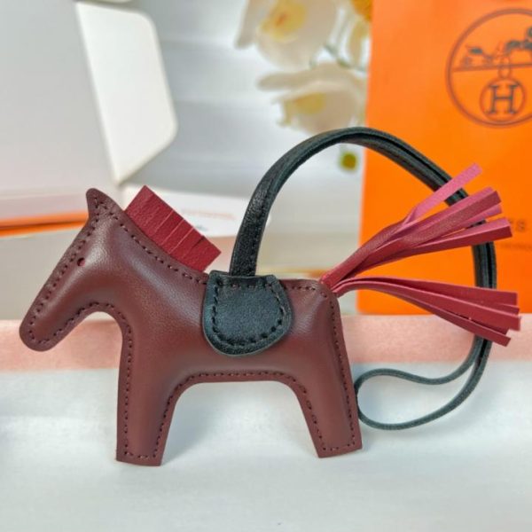 replica,repliche,fake,1:1,earrings,bracelet,ring,jewelry Portachiavi/ciondolo per borsa HERMES mini pony Rodeo pegase classico, cucito a mano in pelle di agnello (TOWFIN).