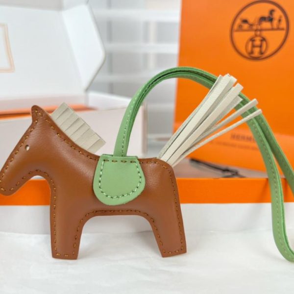 replica,repliche,fake,1:1,earrings,bracelet,ring,jewelry Portachiavi/ciondolo per borsa HERMES mini pony Rodeo pegase classico, cucito a mano in pelle di agnello (TRLDJ6).