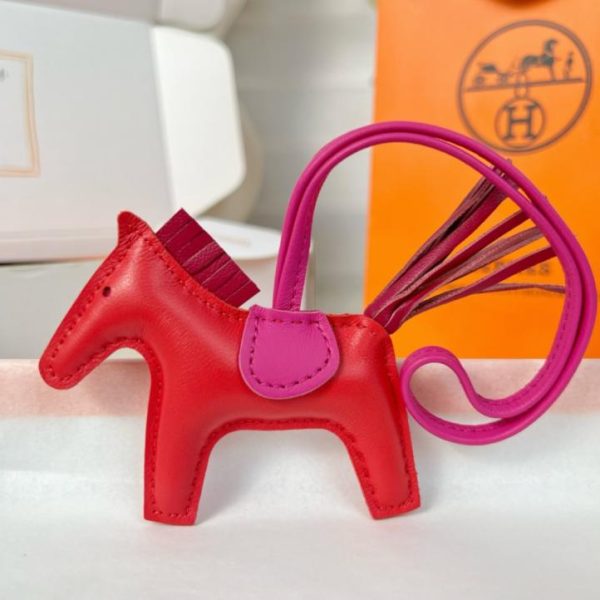 replica,repliche,fake,1:1,earrings,bracelet,ring,jewelry Portachiavi/ciondolo per borsa HERMES mini pony Rodeo pegase classico, cucito a mano in pelle di agnello (UQLVI9).