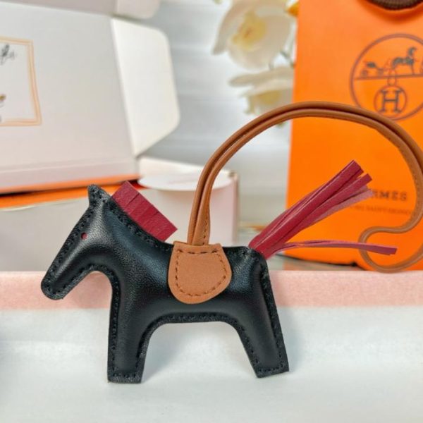 replica,repliche,fake,1:1,earrings,bracelet,ring,jewelry Portachiavi/ciondolo per borsa HERMES mini pony Rodeo pegase classico, cucito a mano in pelle di agnello (X60U96).