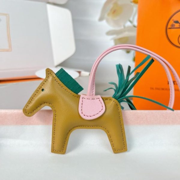 replica,repliche,fake,1:1,earrings,bracelet,ring,jewelry Portachiavi/ciondolo per borsa HERMES mini pony Rodeo pegase classico, cucito a mano in pelle di agnello (XC8BOE).
