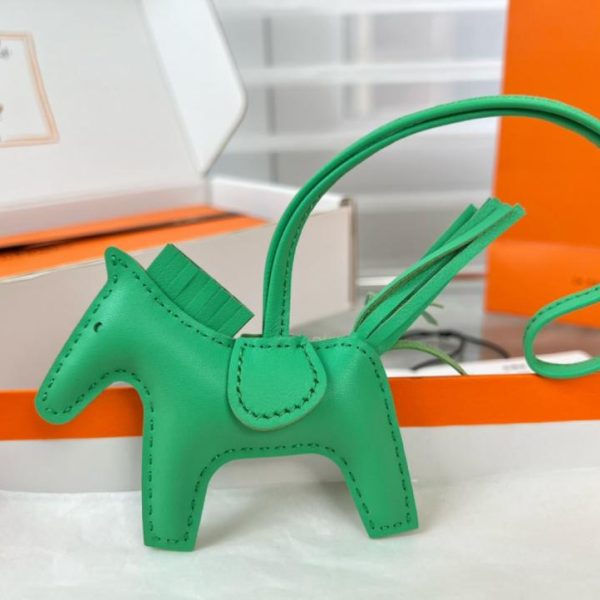 replica,repliche,fake,1:1,earrings,bracelet,ring,jewelry Portachiavi/ciondolo per borsa HERMES mini pony Rodeo pegase classico, cucito a mano in pelle di agnello (XG5676).