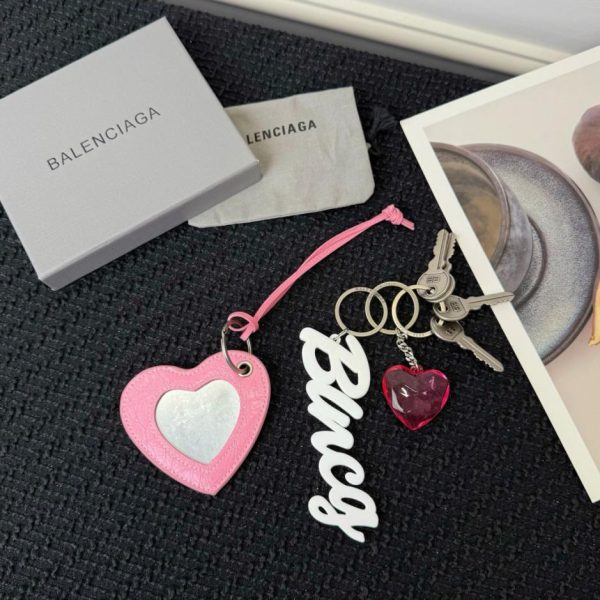 replica,repliche,fake,1:1,earrings,bracelet,ring,jewelry Nuovo arrivo: portachiavi Balenciaga Rodeo con specchietto a forma di cuore (AW7WXE) con rivestimento sullo specchio e fornito in una piccola scatola.