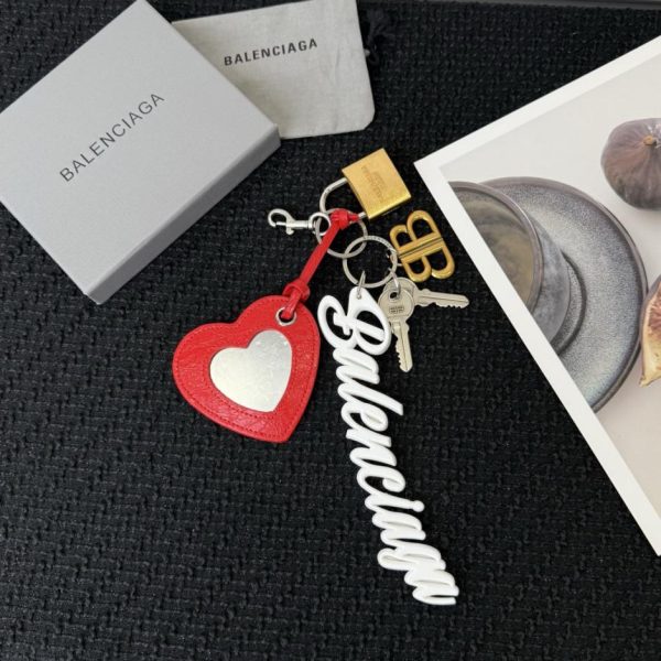 replica,repliche,fake,1:1,earrings,bracelet,ring,jewelry Nuovo arrivo: portachiavi Balenciaga Rodeo a forma di cuore con specchietto (9×3 cm) con rivestimento sullo specchio e fornito in una piccola scatola.