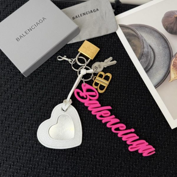 replica,repliche,fake,1:1,earrings,bracelet,ring,jewelry Nuovo arrivo: portachiavi/ciondolo Balenciaga Rodeo a forma di cuore con specchio (GJ6VXM) – Specchio con rivestimento, fornito con piccola scatola