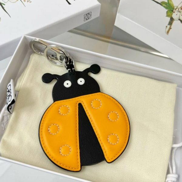 replica,repliche,fake,1:1,earrings,bracelet,ring,jewelry Nuovo portachiavi in ​​pelle Loewe, modello Beetle della serie (WUI0G1)