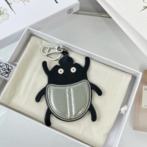 replica,repliche,fake,1:1,earrings,bracelet,ring,jewelry Nuovo portachiavi in ​​pelle Loewe, serie Beetles (DS89IA)