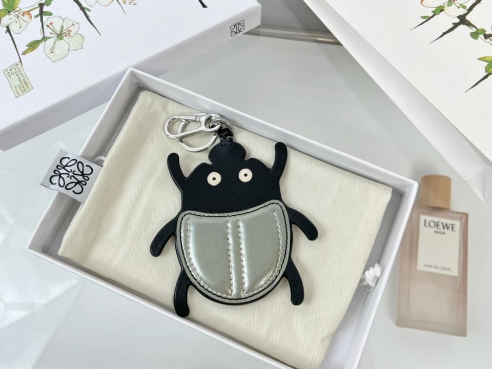 replica,repliche,fake,1:1,earrings,bracelet,ring,jewelry Nuovo portachiavi in pelle Loewe, serie Beetles (DS89IA) replica,repliche,fake,1:1,earrings,bracelet,ring,jewelry Nuovo portachiavi in pelle Loewe, serie Beetles (DS89IA)