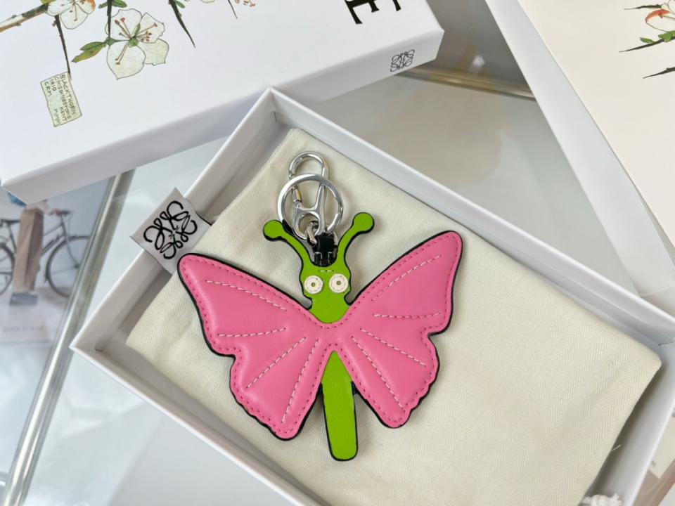 replica,repliche,fake,1:1,earrings,bracelet,ring,jewelry Nuovo portachiavi in pelle Loewe, portachiavi per auto, ciondolo a farfalla della serie ButterflyCharm (A9F58X) replica,repliche,fake,1:1,earrings,bracelet,ring,jewelry Nuovo portachiavi in pelle Loewe, portachiavi per auto, ciondolo a farfalla della serie ButterflyCharm (A9F58X)
