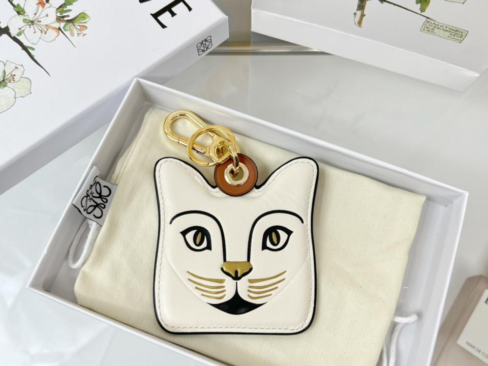 replica,repliche,fake,1:1,earrings,bracelet,ring,jewelry Nuovo portachiavi in pelle Loewe, portachiavi per auto, ciondolo a forma di gatto (AQYO2O) replica,repliche,fake,1:1,earrings,bracelet,ring,jewelry Nuovo portachiavi in pelle Loewe, portachiavi per auto, ciondolo a forma di gatto (AQYO2O)
