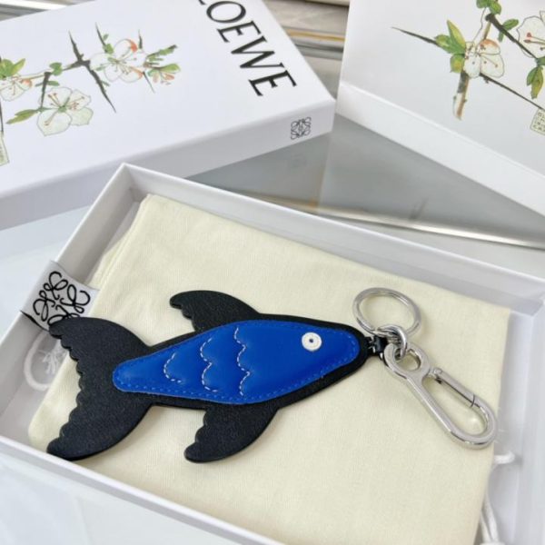replica,repliche,fake,1:1,earrings,bracelet,ring,jewelry Nuovo portachiavi in ​​pelle Loewe, portachiavi per auto, ciondolo a forma di pesce volante (FDVA7V)
