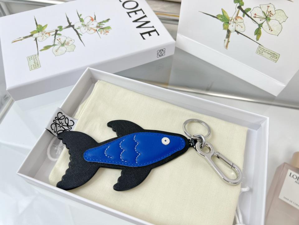 replica,repliche,fake,1:1,earrings,bracelet,ring,jewelry Nuovo portachiavi in pelle Loewe, portachiavi per auto, ciondolo a forma di pesce volante (FDVA7V) replica,repliche,fake,1:1,earrings,bracelet,ring,jewelry Nuovo portachiavi in pelle Loewe, portachiavi per auto, ciondolo a forma di pesce volante (FDVA7V)