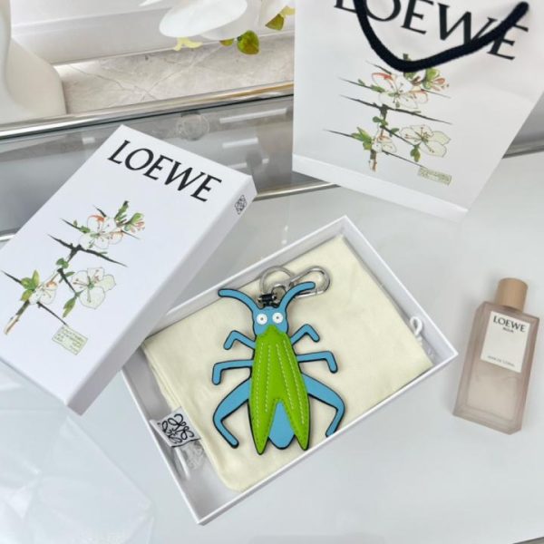 replica,repliche,fake,1:1,earrings,bracelet,ring,jewelry Nuovo portachiavi/portachiavi per auto Loewe in pelle, serie Grasshopper Charm (27BIHG)