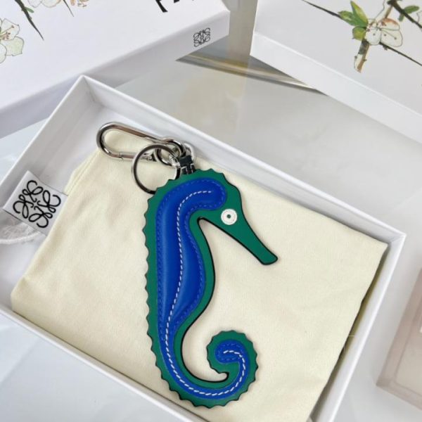 replica,repliche,fake,1:1,earrings,bracelet,ring,jewelry Nuovo portachiavi in ​​pelle Loewe, portachiavi per auto, ciondolo a forma di ippocampo, serie cavalluccio marino (K441Z0)
