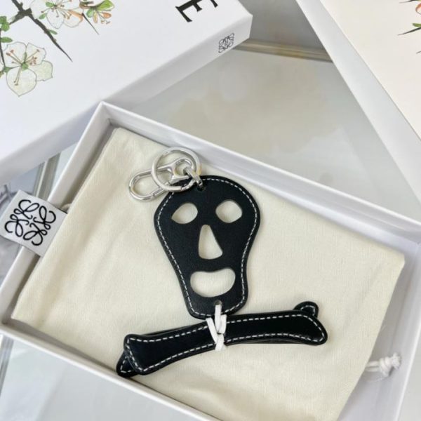replica,repliche,fake,1:1,earrings,bracelet,ring,jewelry Nuovo portachiavi in ​​pelle Loewe, portachiavi per auto, ciondolo a forma di teschio (1322ZA)