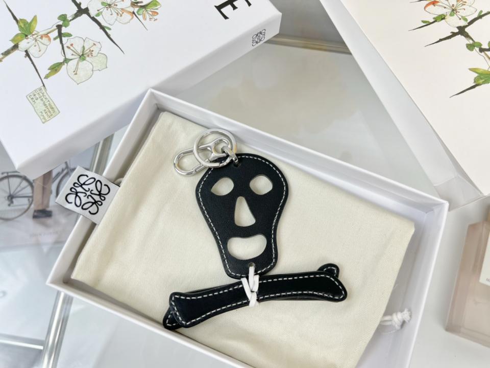 replica,repliche,fake,1:1,earrings,bracelet,ring,jewelry Nuovo portachiavi in pelle Loewe, portachiavi per auto, ciondolo a forma di teschio (1322ZA) replica,repliche,fake,1:1,earrings,bracelet,ring,jewelry Nuovo portachiavi in pelle Loewe, portachiavi per auto, ciondolo a forma di teschio (1322ZA)
