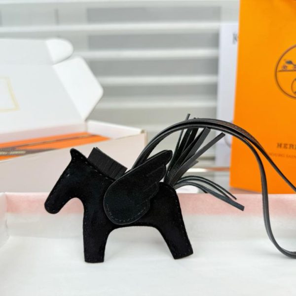 replica,repliche,fake,1:1,earrings,bracelet,ring,jewelry Nuovo portachiavi/ciondolo per borsa Hermes Rodeo in pelle scamosciata (ecopelle), realizzato a mano con cuciture squisite (81MTUF).