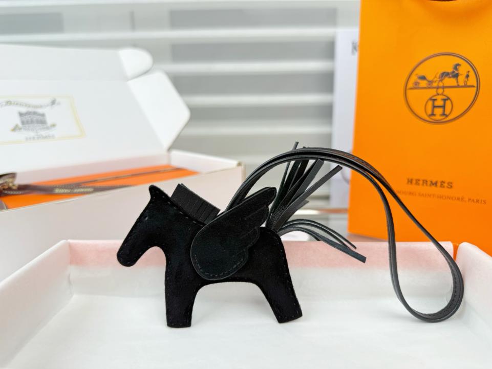 replica,repliche,fake,1:1,earrings,bracelet,ring,jewelry Nuovo portachiavi/ciondolo per borsa Hermes Rodeo in pelle scamosciata (ecopelle), realizzato a mano con cuciture squisite (81MTUF). replica,repliche,fake,1:1,earrings,bracelet,ring,jewelry Nuovo portachiavi/ciondolo per borsa Hermes Rodeo in pelle scamosciata (ecopelle), realizzato a mano con cuciture squisite (81MTUF).