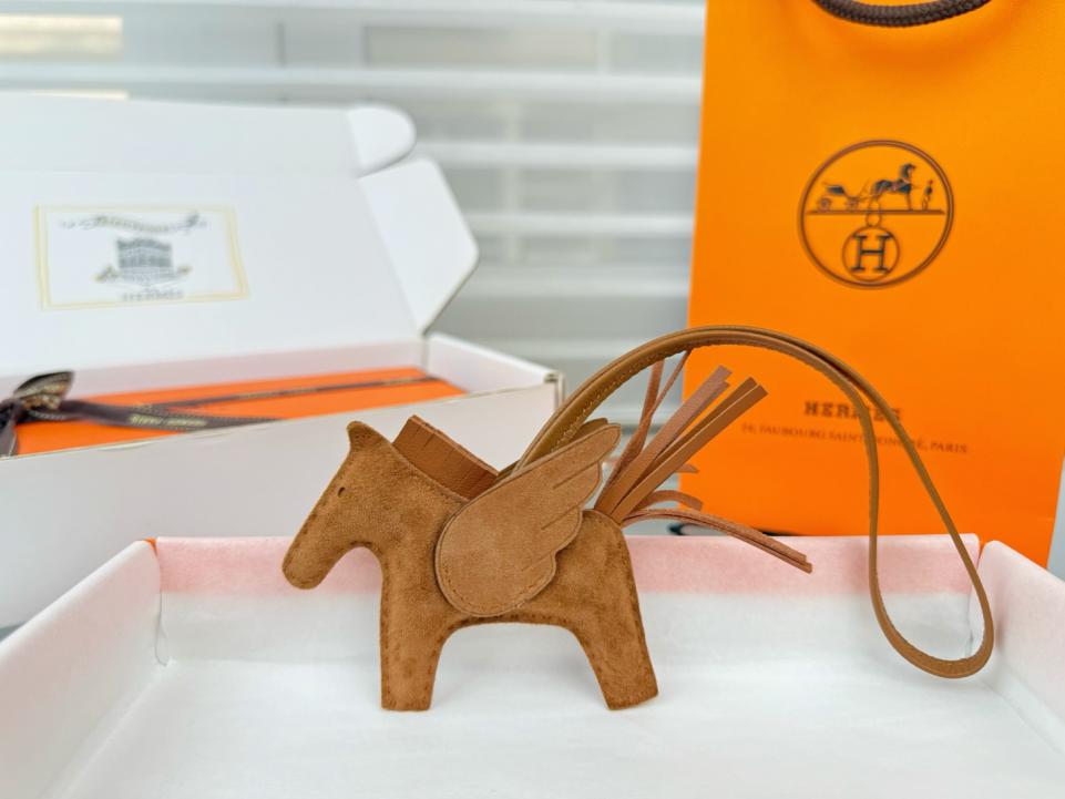 replica,repliche,fake,1:1,earrings,bracelet,ring,jewelry Nuovo portachiavi/ciondolo per borsa Hermes Rodeo Pegasus in pelle scamosciata (similpelle), realizzato a mano con cuciture squisite (CKRM0L). replica,repliche,fake,1:1,earrings,bracelet,ring,jewelry Nuovo portachiavi/ciondolo per borsa Hermes Rodeo Pegasus in pelle scamosciata (similpelle), realizzato a mano con cuciture squisite (CKRM0L).