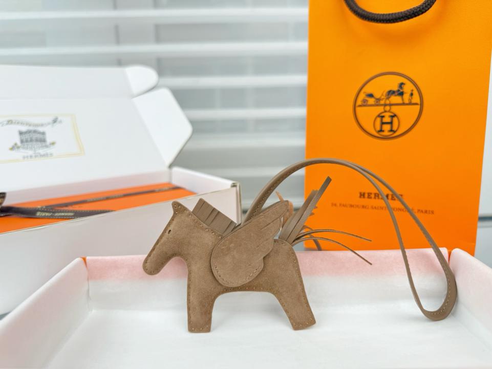 replica,repliche,fake,1:1,earrings,bracelet,ring,jewelry Nuovo portachiavi/ciondolo per borsa Hermes Rodeo Pegasus in pelle scamosciata (similpelle), cucito a mano (VETG24) replica,repliche,fake,1:1,earrings,bracelet,ring,jewelry Nuovo portachiavi/ciondolo per borsa Hermes Rodeo Pegasus in pelle scamosciata (similpelle), cucito a mano (VETG24)