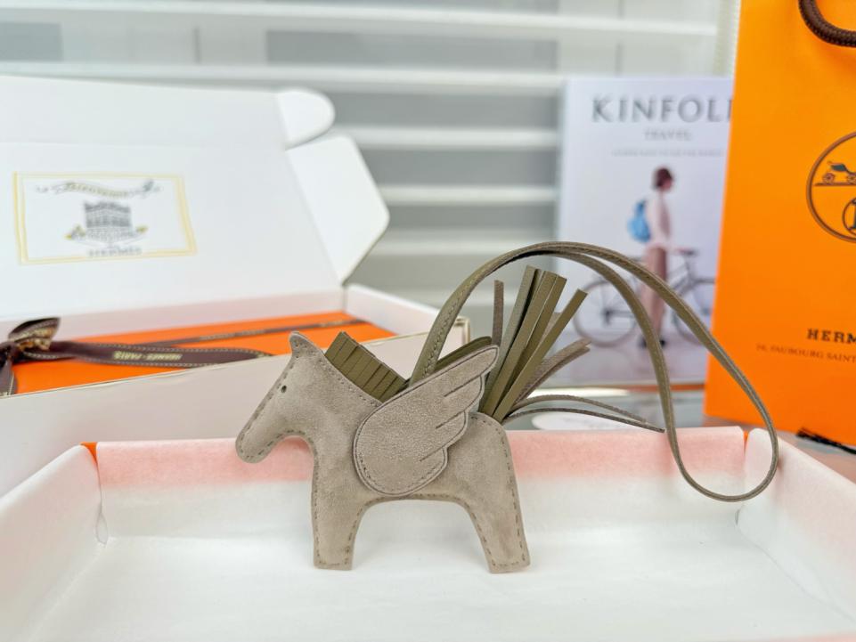 replica,repliche,fake,1:1,earrings,bracelet,ring,jewelry Nuovo portachiavi/ciondolo per borsa Hermes Rodeo Pegasus in pelle scamosciata (similpelle), cucito a mano (VN4KKF) replica,repliche,fake,1:1,earrings,bracelet,ring,jewelry Nuovo portachiavi/ciondolo per borsa Hermes Rodeo Pegasus in pelle scamosciata (similpelle), cucito a mano (VN4KKF)