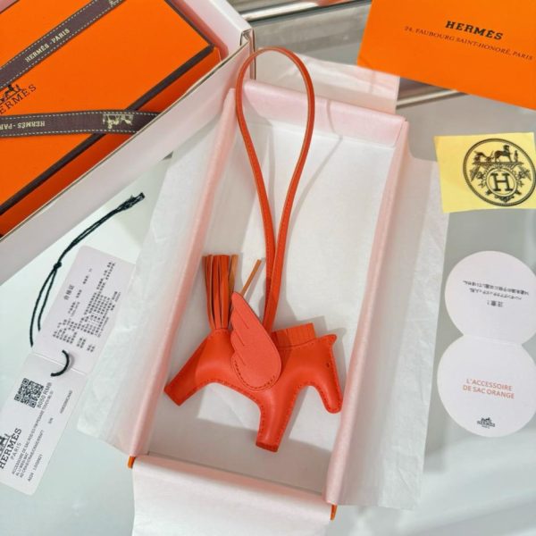replica,repliche,fake,1:1,earrings,bracelet,ring,jewelry Nuovo charm/portachiavi Hermès Rodeo Pegase, cucito a mano in pelle di agnello (A4E1NC).