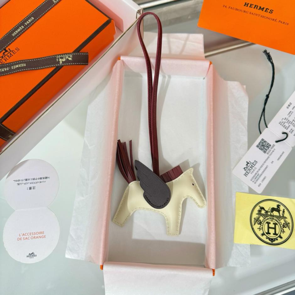 replica,repliche,fake,1:1,earrings,bracelet,ring,jewelry Nuovo charm/portachiavi Hermès Rodeo Pegase, cucito a mano in pelle di agnello (E9RJEQ). replica,repliche,fake,1:1,earrings,bracelet,ring,jewelry Nuovo charm/portachiavi Hermès Rodeo Pegase, cucito a mano in pelle di agnello (E9RJEQ).