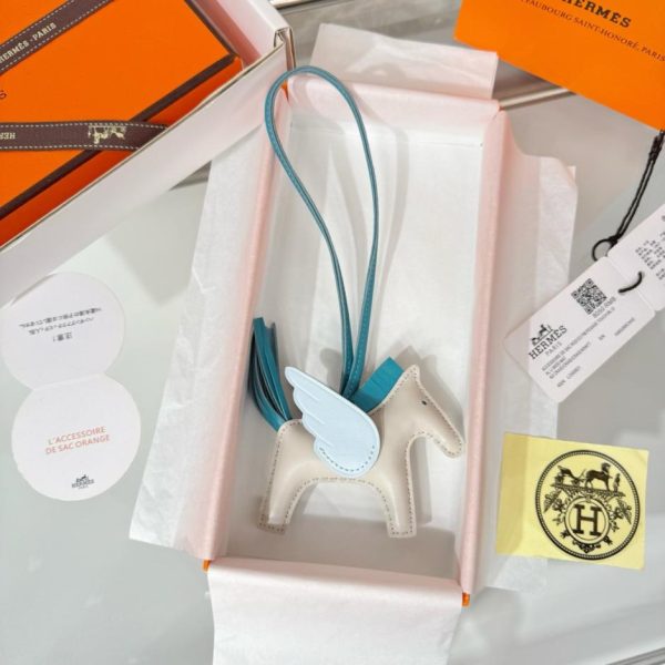 replica,repliche,fake,1:1,earrings,bracelet,ring,jewelry Nuovo charm/portachiavi Hermès Rodeo Pegase, cucito a mano in pelle di agnello (EE1FZ6).