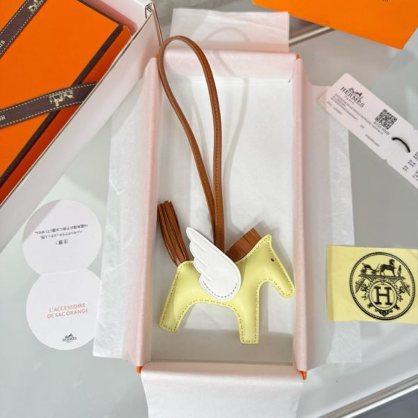 replica,repliche,fake,1:1,earrings,bracelet,ring,jewelry Nuovo charm/portachiavi Hermès Rodeo Pegase, cucito a mano in pelle di agnello (G2S5IZ).