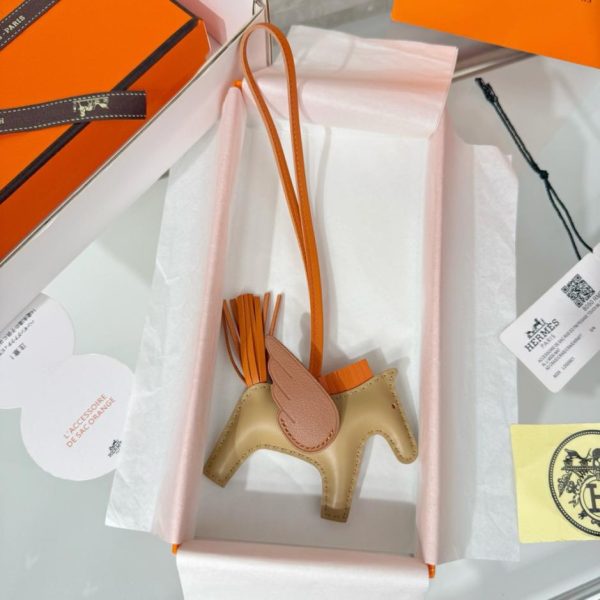 replica,repliche,fake,1:1,earrings,bracelet,ring,jewelry Nuovo portachiavi/ciondolo per borsa Hermès Rodeo Pegase, cucito a mano in pelle di agnello (OL42IJ)