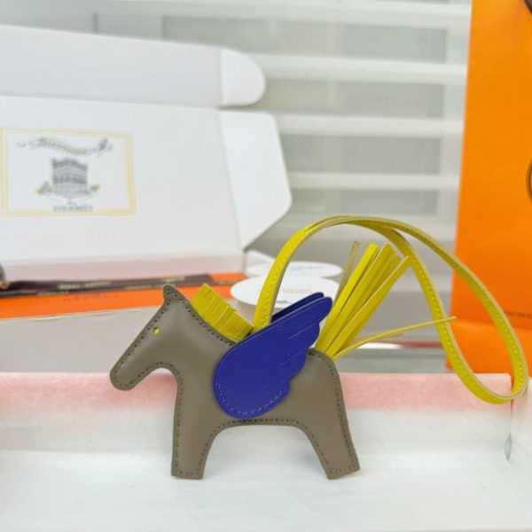 replica,repliche,fake,1:1,earrings,bracelet,ring,jewelry Nuovo charm/portachiavi Hermès Rodeo Pegase, cucito a mano in pelle di agnello (FV9YUK).