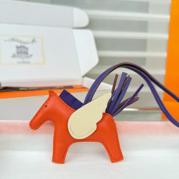 replica,repliche,fake,1:1,earrings,bracelet,ring,jewelry Nuovo charm/portachiavi Hermes Rodeo Pegase, cucito a mano in pelle di agnello (G9LYWQ).