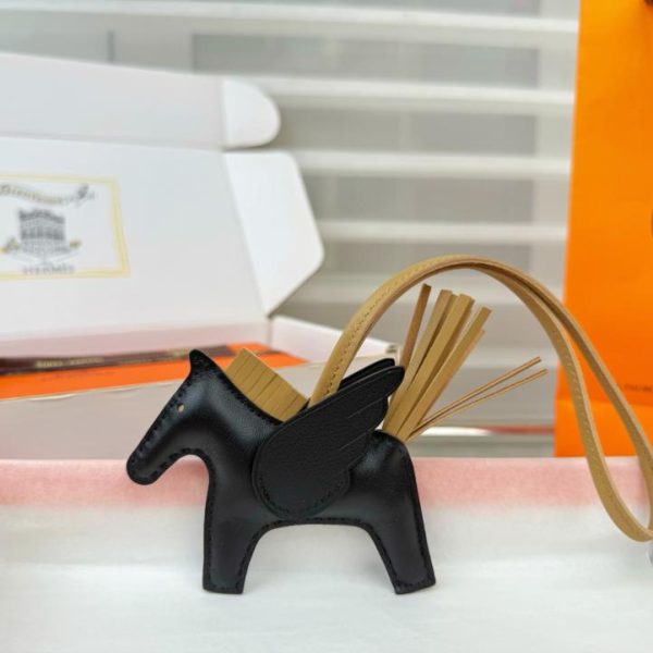 replica,repliche,fake,1:1,earrings,bracelet,ring,jewelry Nuovo portachiavi/ciondolo per borsa Hermès Rodeo Pegase, cucito a mano in pelle di agnello (HM2TWD)