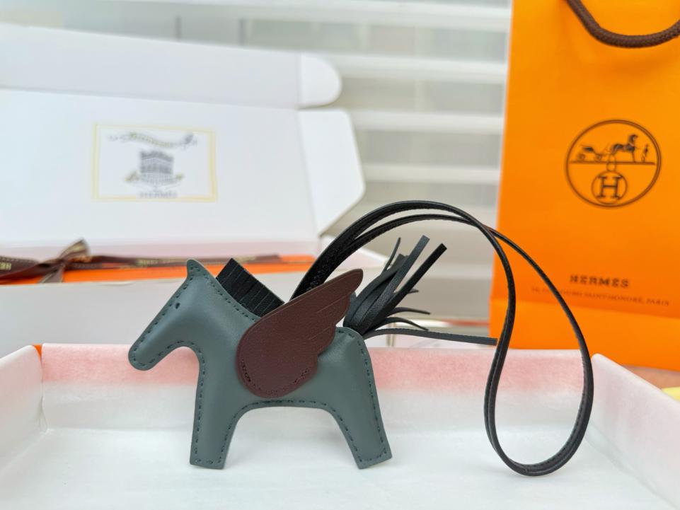 replica,repliche,fake,1:1,earrings,bracelet,ring,jewelry Nuovo charm/portachiavi Hermès Rodeo Pegase, cucito a mano in pelle di agnello (XLBMR1). replica,repliche,fake,1:1,earrings,bracelet,ring,jewelry Nuovo charm/portachiavi Hermès Rodeo Pegase, cucito a mano in pelle di agnello (XLBMR1).