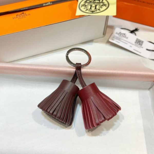 replica,repliche,fake,1:1,earrings,bracelet,ring,jewelry Nuovo arrivo: portachiavi Hermès Carmen uno dos kering con nappe e gonna in erba, realizzato a mano in pelle di agnello importata (83G6A6)