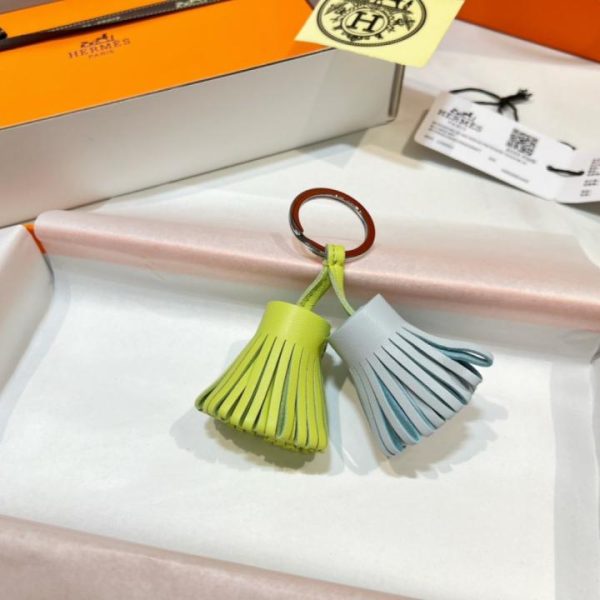 replica,repliche,fake,1:1,earrings,bracelet,ring,jewelry Nuovo arrivo: portachiavi Hermes Carmen uno dos kering con nappe e gonna in erba, realizzato a mano in pelle di agnello importata (9HKQOA)
