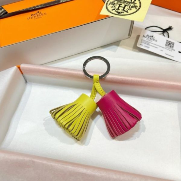 replica,repliche,fake,1:1,earrings,bracelet,ring,jewelry Nuovo arrivo: portachiavi Hermès Carmen uno dos kering con nappe e gonna in erba, realizzato a mano in pelle di agnello importata (UIV59K)