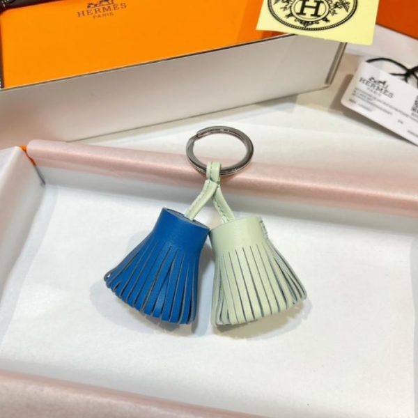 replica,repliche,fake,1:1,earrings,bracelet,ring,jewelry Nuovo arrivo: portachiavi Hermès Carmen uno dos kering con nappe e gonna in erba, realizzato a mano in pelle di agnello importata (XSEIZ3)